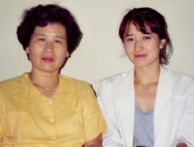 Tomoko O., 26, und ihre Mutter, Masae T., 52, Kyto